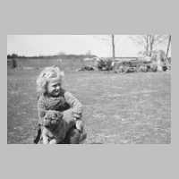082-0029 Elfriede Stoermer mit dem kleinen Hund.jpg